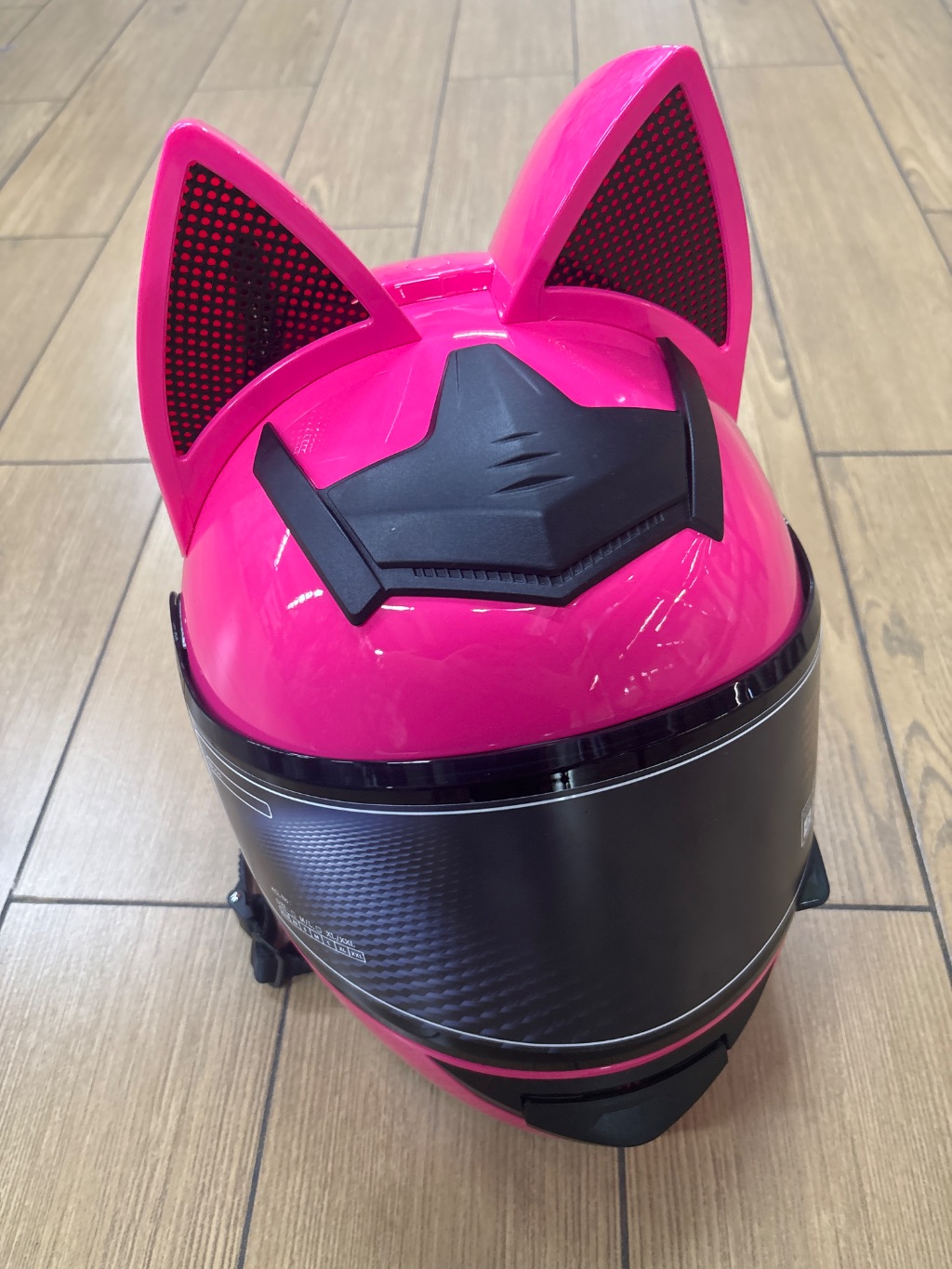 Casco de moto rosa con orejas de gato