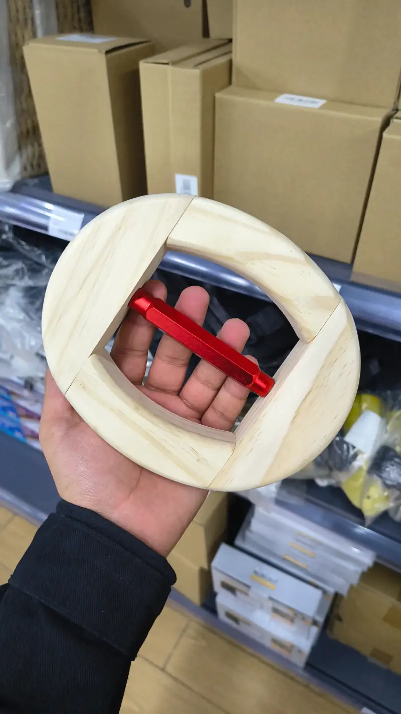 Anillo de Madera con Varilla Roja