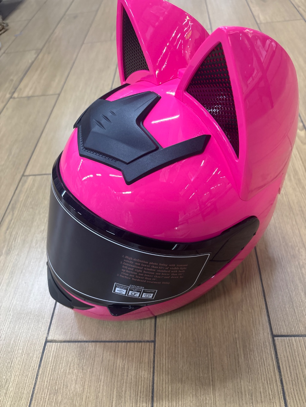 Casco de moto rosa con orejas de gato