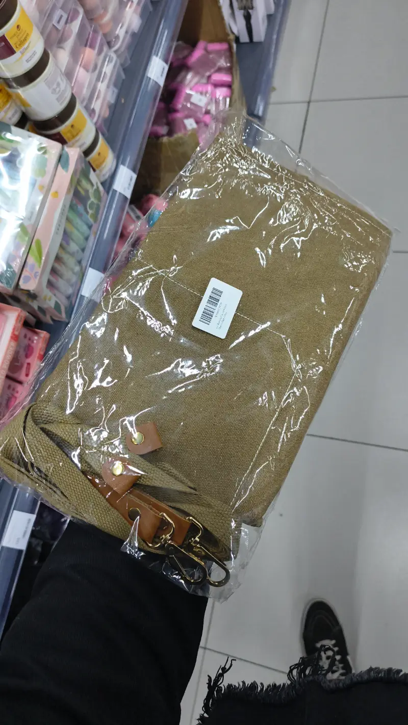 Bolso de hombro de lona caqui