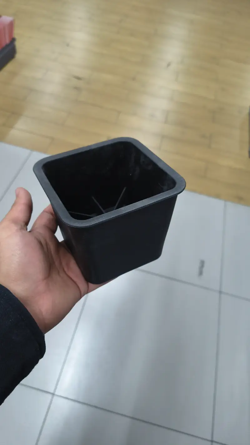 Pequeña Maceta de Plástico Negra