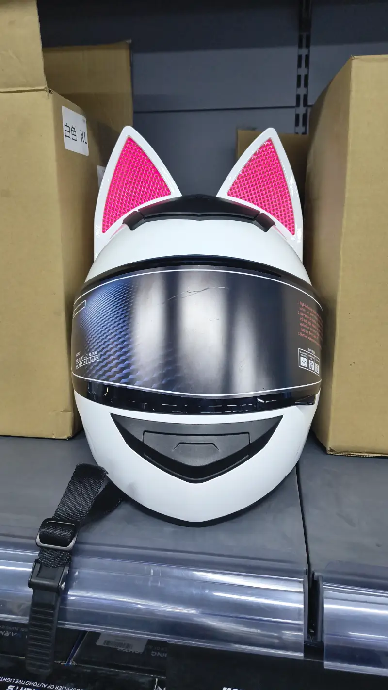 Casco de moto con orejas de gato