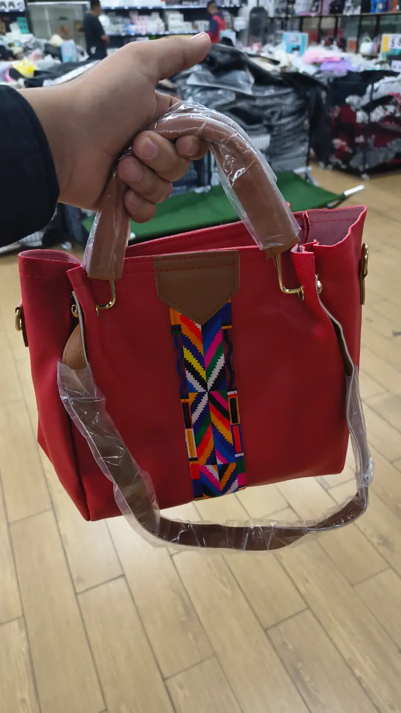 Bolso Tote Rojo con Correa Colorida