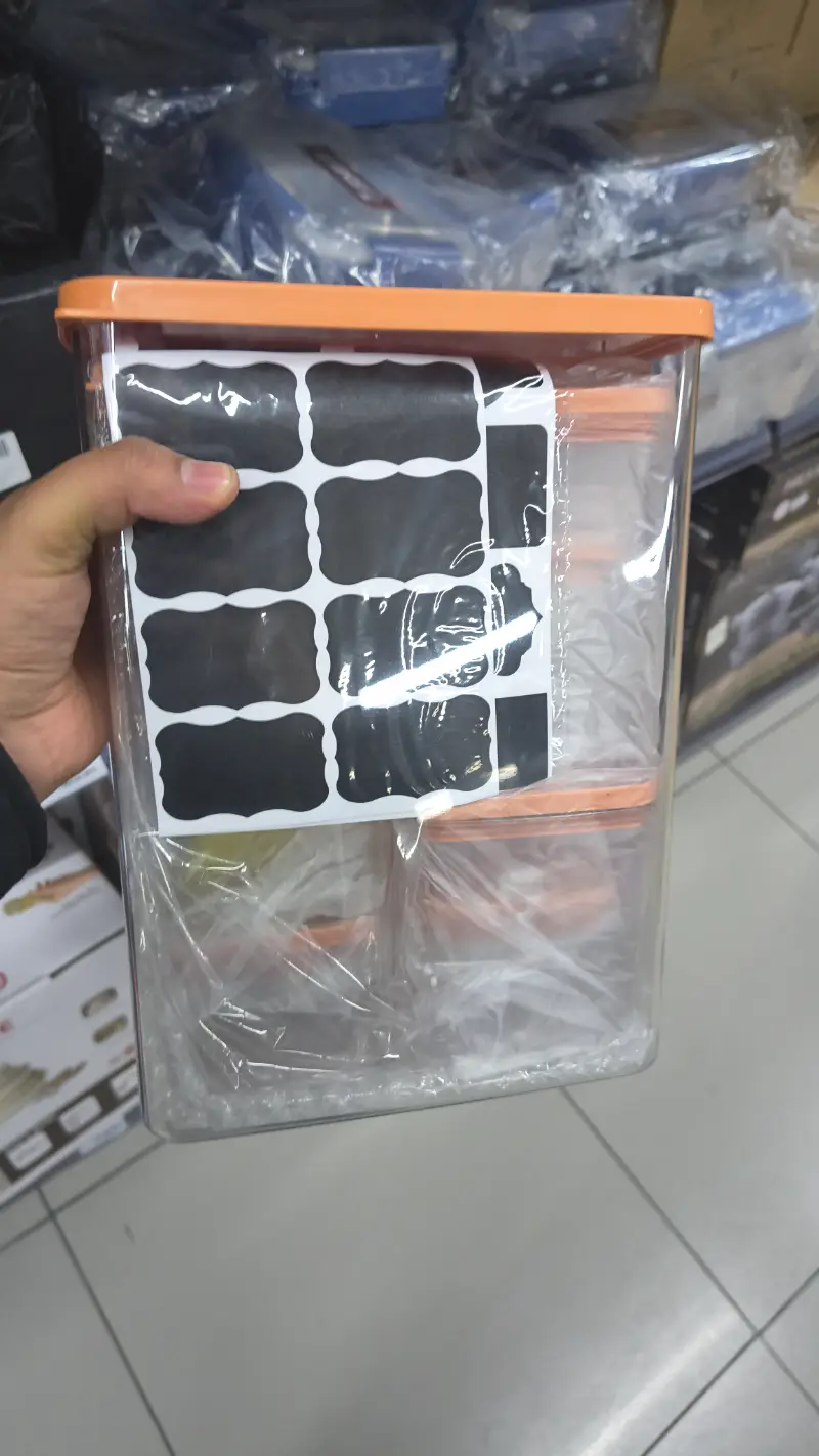 Contenedor de almacenamiento con etiquetas