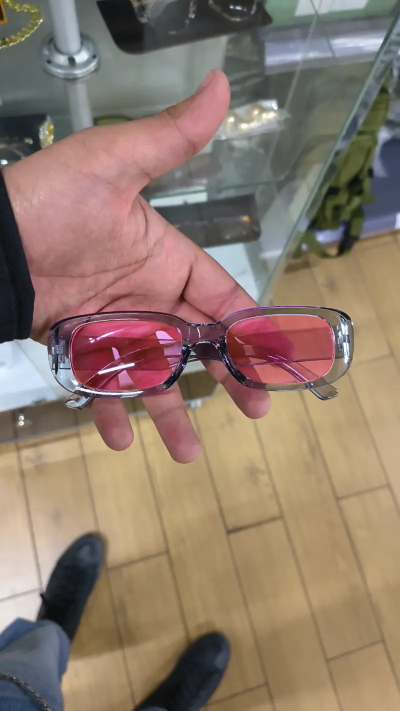 Gafas de sol rosas de moda