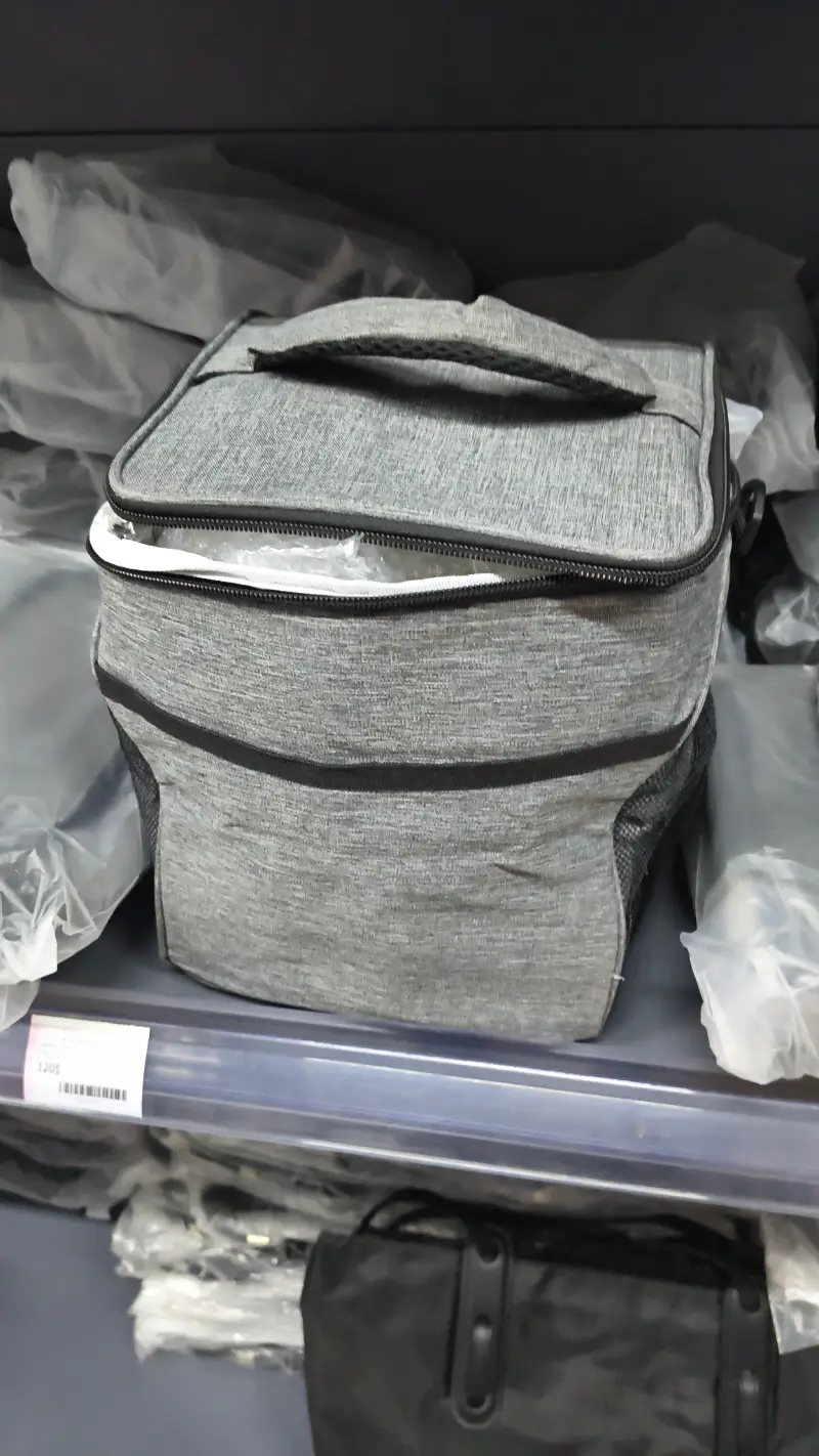 Bolsa de almuerzo aislada gris