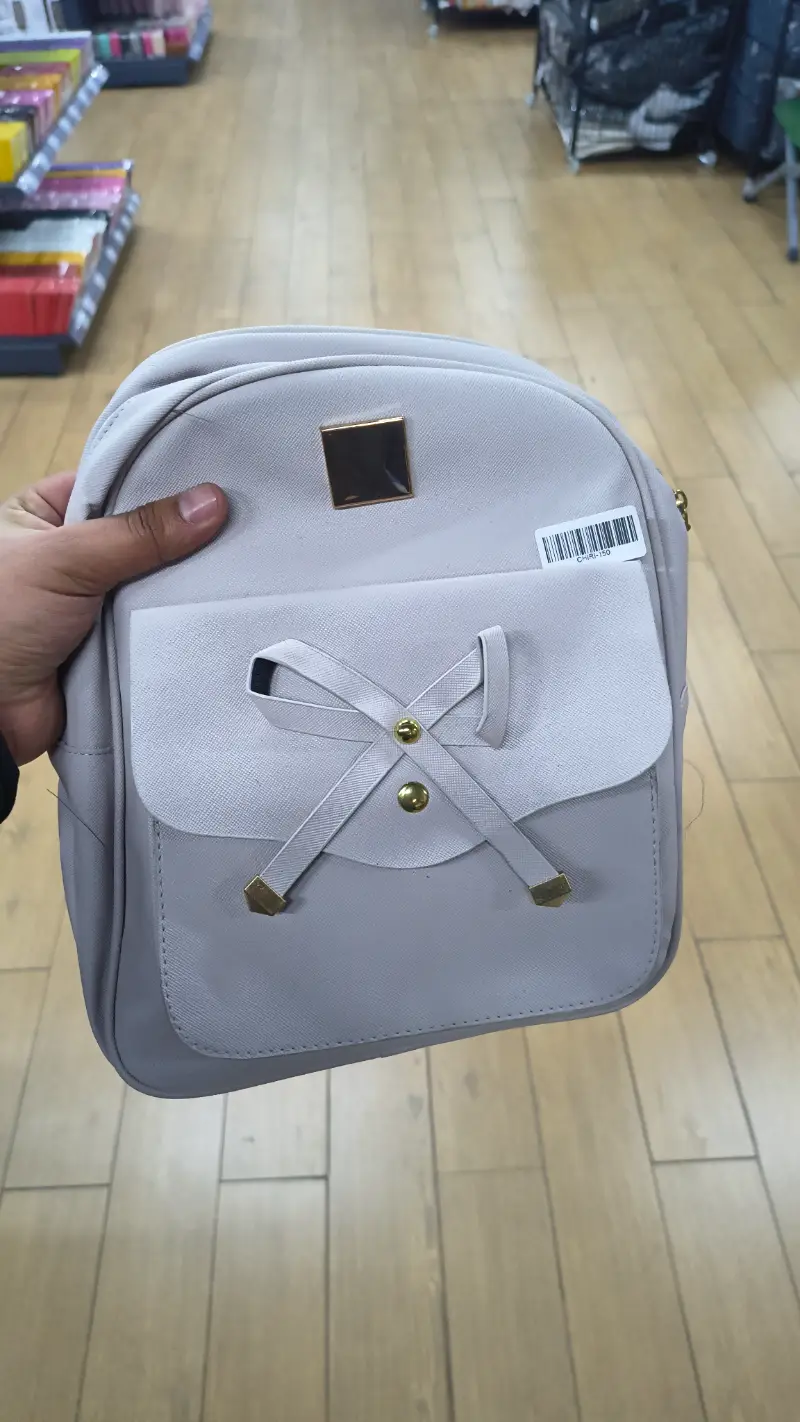 Mochila gris con moño